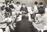 第14回日本母親大会　大会決議で農林省交渉する母親たち　1968年