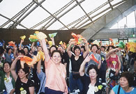 第49回日本母親大会　秋田スカイドーム・全体会　フィナーレで全員交歓　2003年