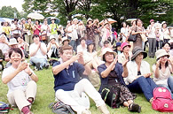 第50回日本母親大会　昼休み　音楽を楽しむ参加者たち　2004年